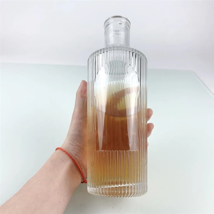 High Transparent 700ml Non-slip Design Easy To Hold Glass Bottles With Vertical Stripes